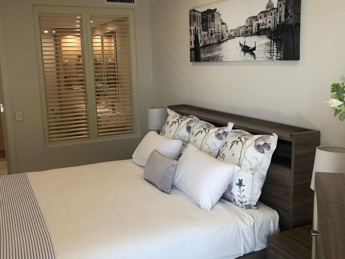 ハービー・ベイ グランド メルキュール アレグラ ハービー ベイアパートホテル エクステリア 写真 A bedroom with plantation shutters