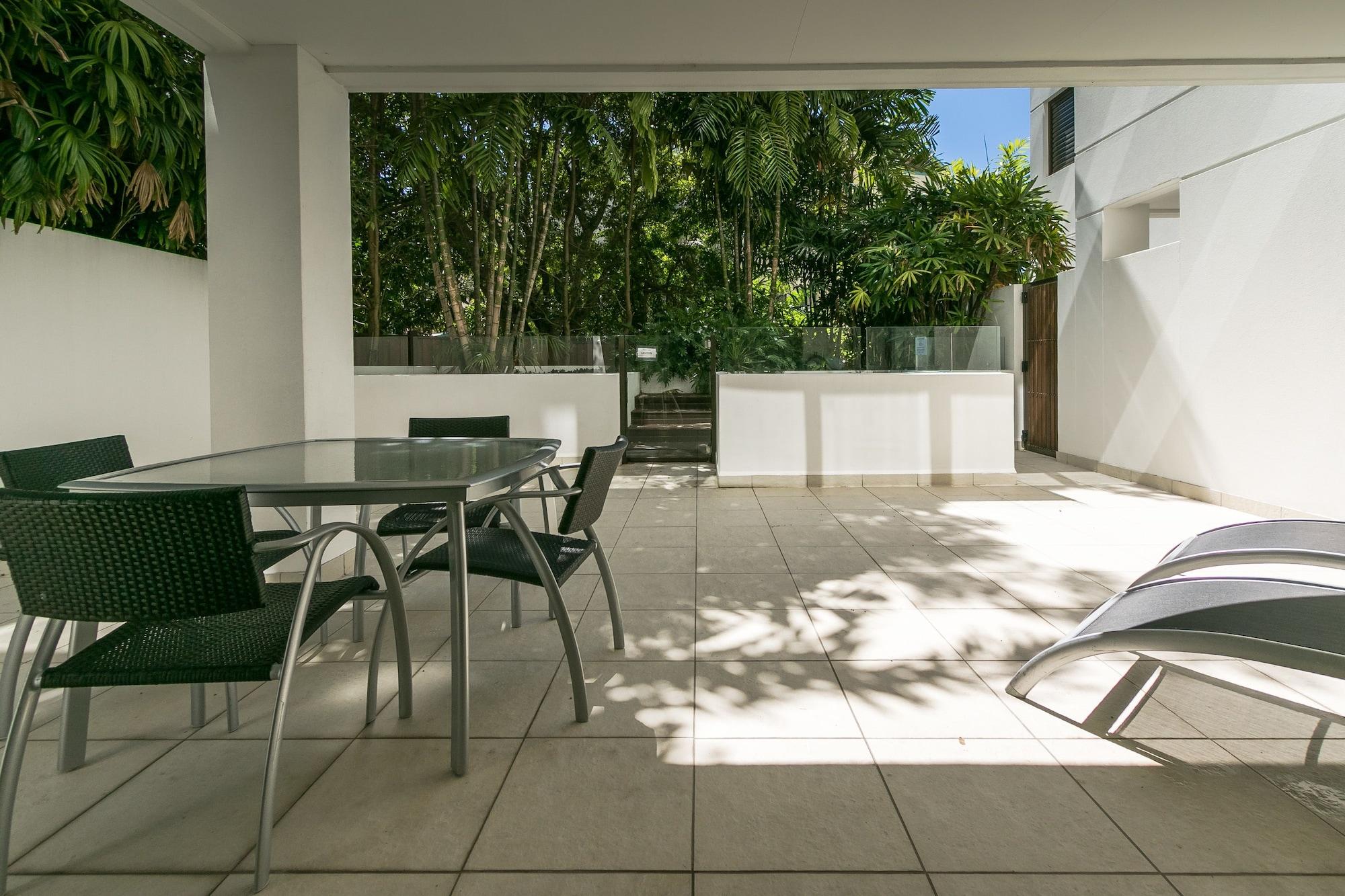 ハービー・ベイ グランド メルキュール アレグラ ハービー ベイアパートホテル エクステリア 写真 The courtyard of a typical apartment at the complex