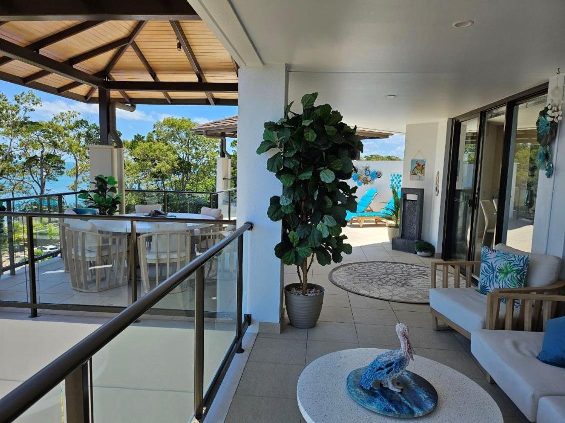 ハービー・ベイ グランド メルキュール アレグラ ハービー ベイアパートホテル エクステリア 写真 A balcony at the Ritz-Carlton, Laguna Beach