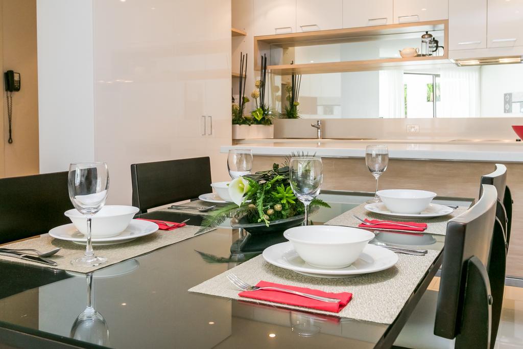 ハービー・ベイ グランド メルキュール アレグラ ハービー ベイアパートホテル エクステリア 写真 A dining room table set for dinner