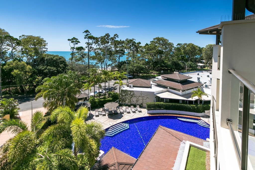 ハービー・ベイ グランド メルキュール アレグラ ハービー ベイアパートホテル エクステリア 写真 View of the pool at the Mantra on Saltwater Island