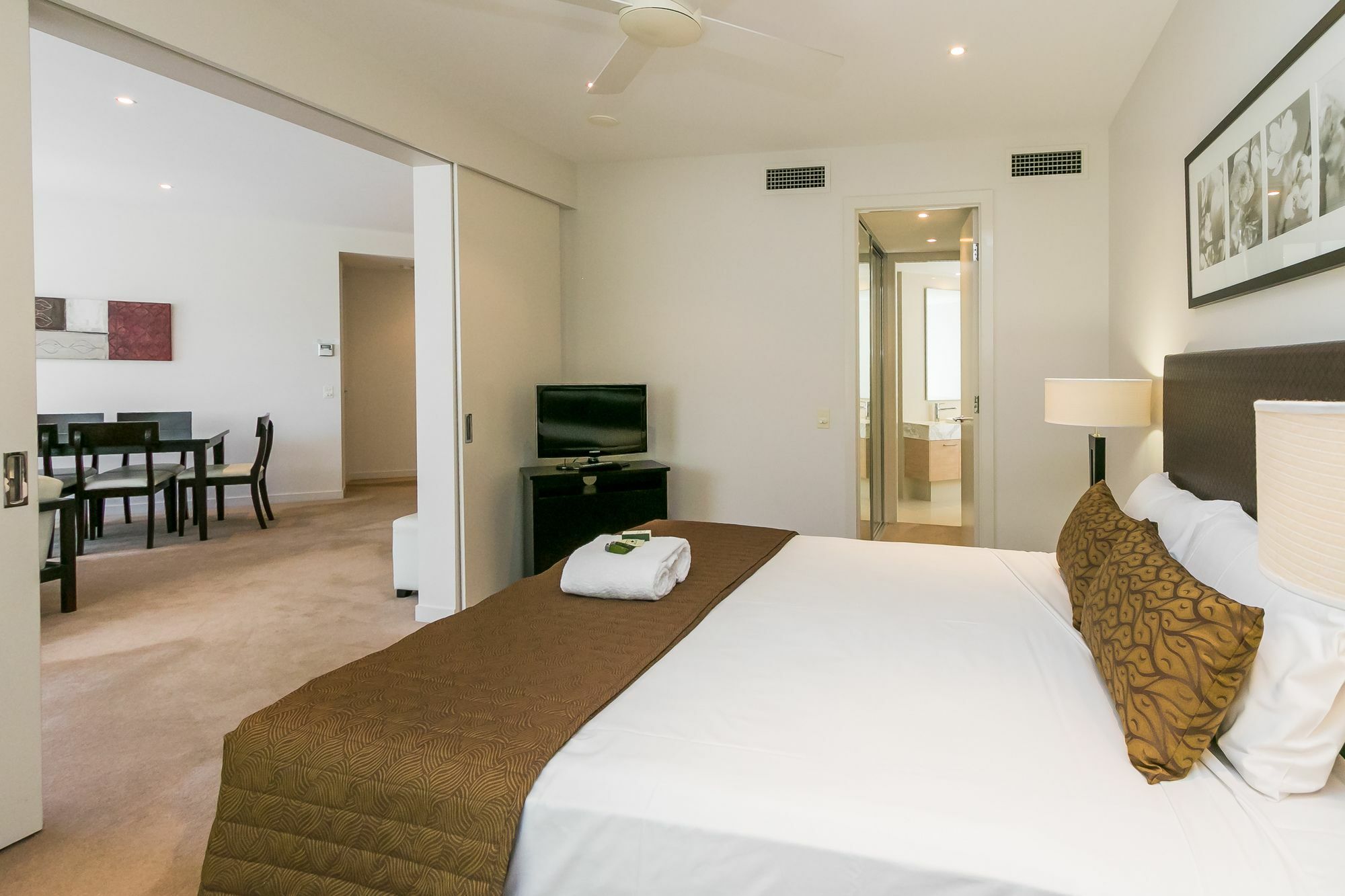 ハービー・ベイ グランド メルキュール アレグラ ハービー ベイアパートホテル エクステリア 写真 A bedroom at the Mantra on Lake Orr